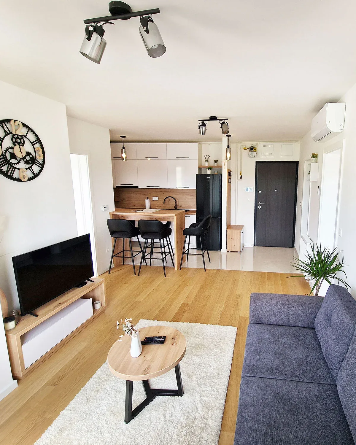 Queen Apartment Karlovac — modern living room with balcony view